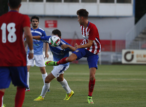 Nacho Buil controla el esférico para llevárselo con clase ante sus rivales del Atlético Pinto